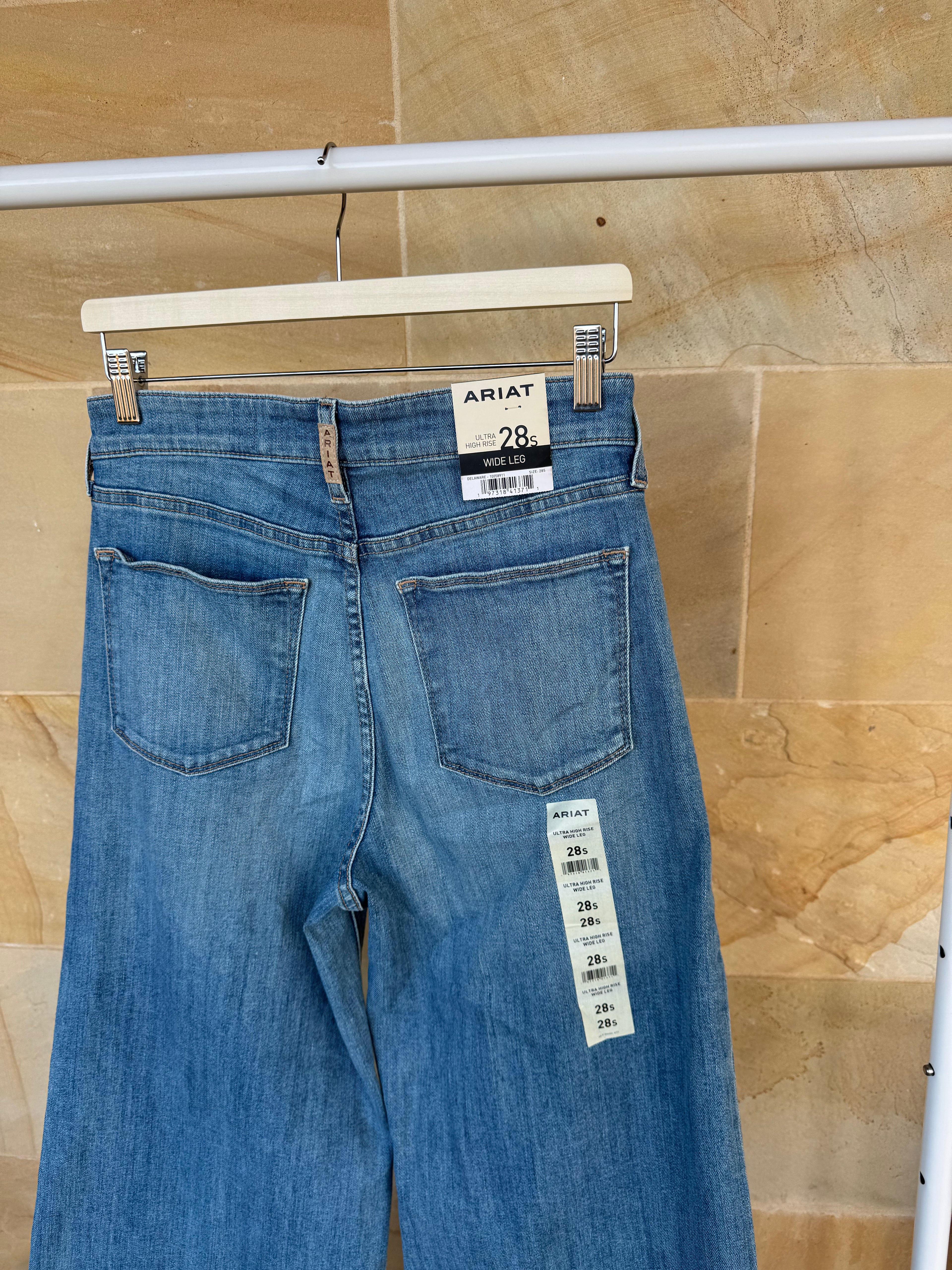 ARIAT JEANS 28S BNWT