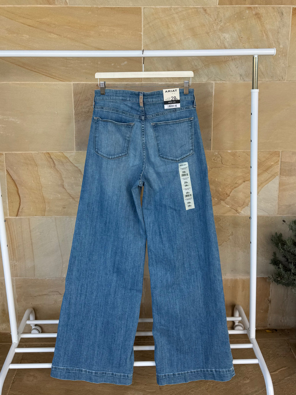 ARIAT JEANS 28S BNWT